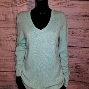 L.L BEAN 100% pure cashmere sweater size medium :)
